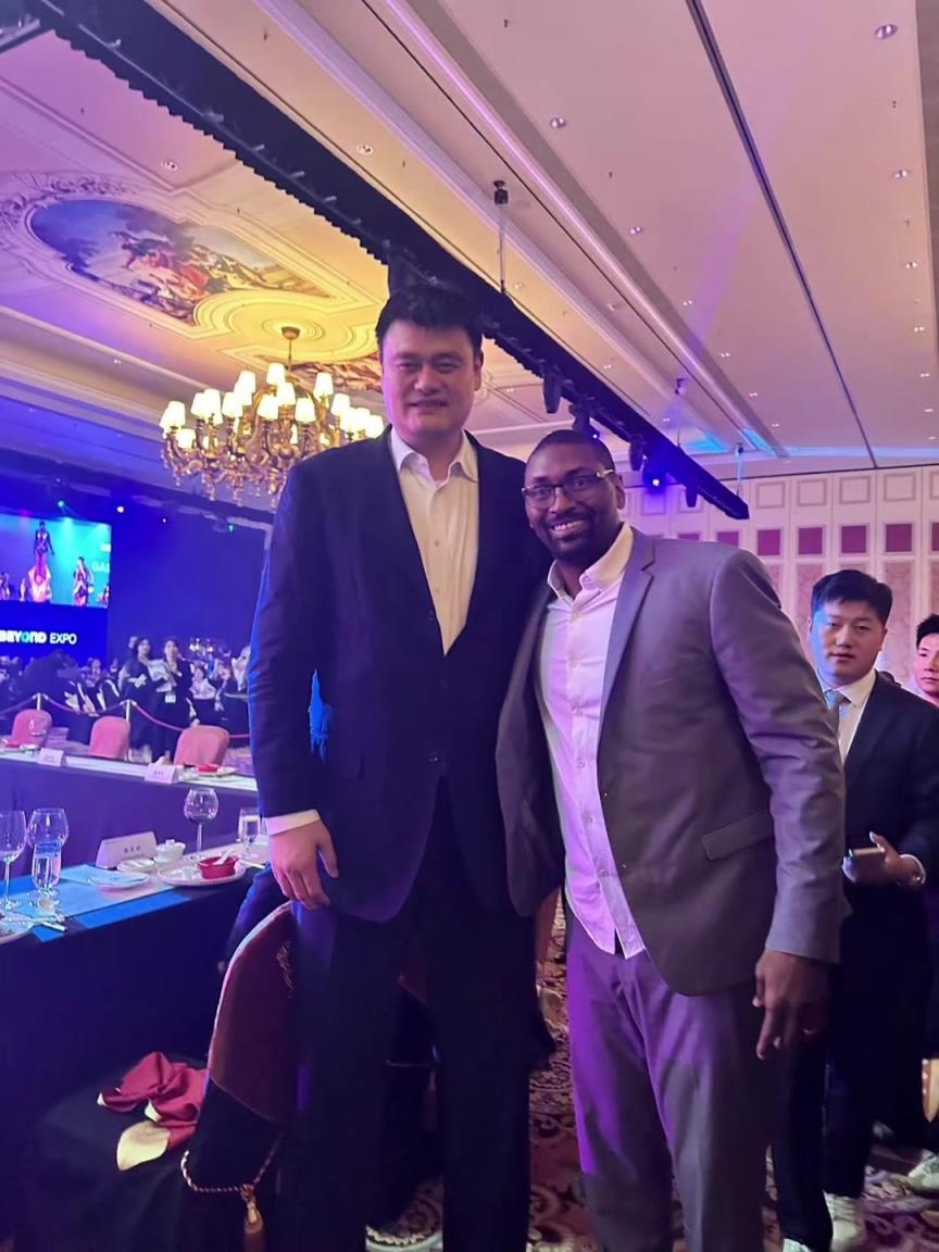 阿泰斯特曬與姚明合照：這是我最喜歡的隊(duì)友 姚??！