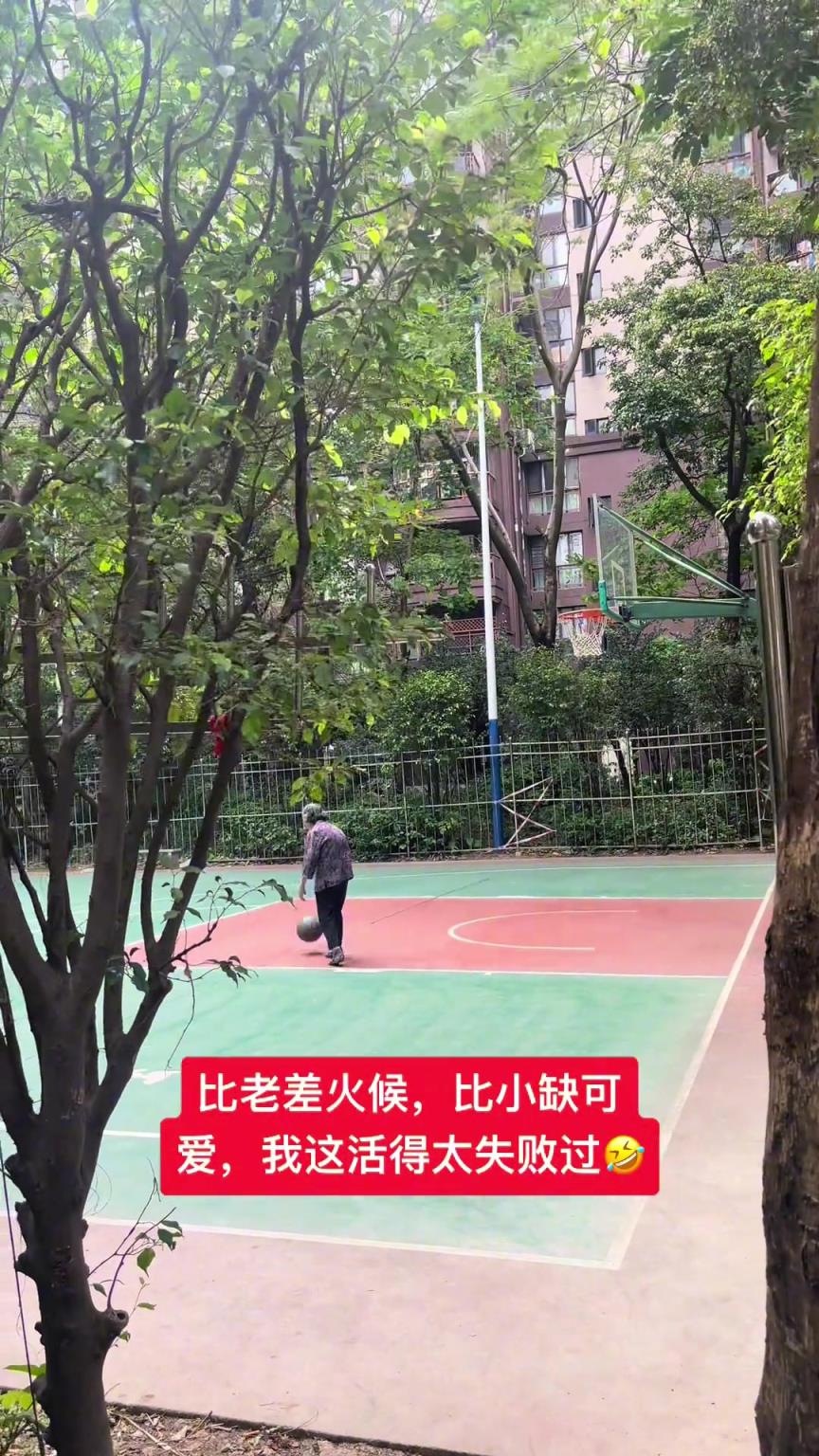 這阿婆單手一投一個準(zhǔn)，姜還是老的辣