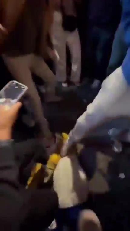 驚！尼克斯大勝步行者后，哈利伯頓遭主場球迷群毆