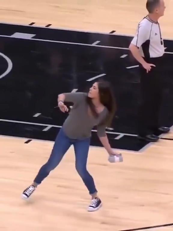 不愧是美國女籃主力，普拉姆的力量太嚇人了