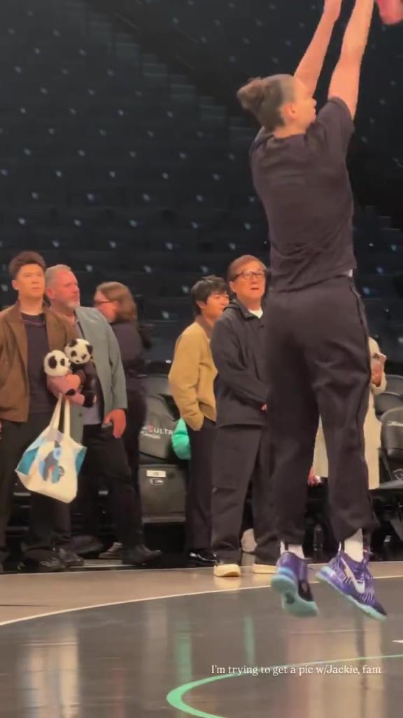 71歲成龍現(xiàn)身巴克萊中心看女籃比賽：她們投籃怎么那么準?。?！