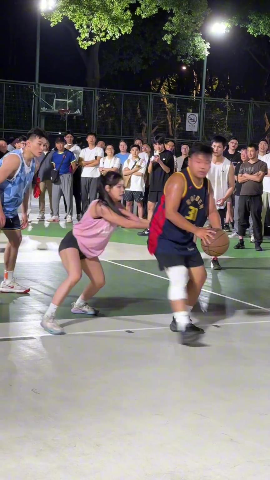 這哥們看見防自己的是女生，一個勁背打，球也不傳了